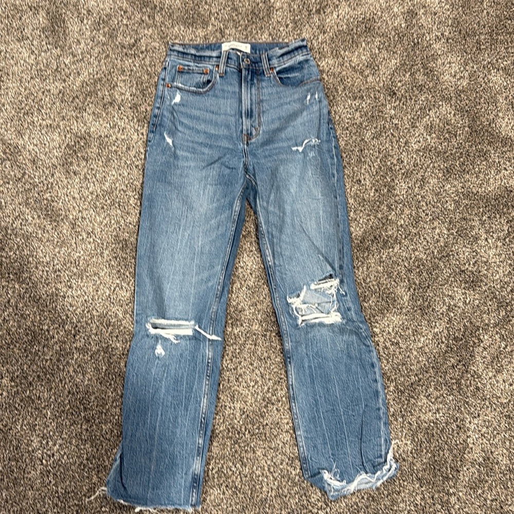 Abercrombie & Fitch Distressed The Ankle Straight 
Ultra High Rise size 25